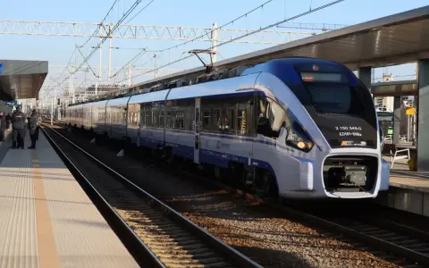 Nowoczesny pociąg Intercity na torach, gotowy do podróży z Warszawy do Lublina.