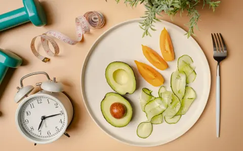 Zegar tyka, miarka czeka, a na talerzu awokado, pomidory i ogórek – idealne składniki na dieta imitująca post.
