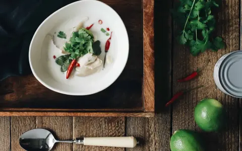Aksamitny tom kha z kurczakiem, chili i kolendrą. Idealny przepis na rozgrzewającą zupę.