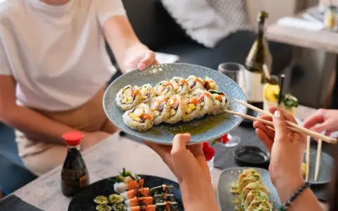 Na stole sushi, które zachwyca smakiem. To kwintesencja kuchni japońskiej, pełnej świeżości i harmonii.