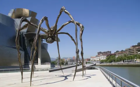 La sculpture "Maman" de Louise Bourgeois, une araignée monumentale, se dresse devant le musée Guggenheim de Bilbao.