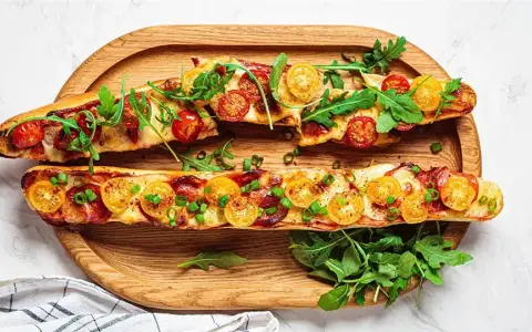 Jak zrobić idealną zapiekankę w stylu pizzy? Sprawdzony przepis