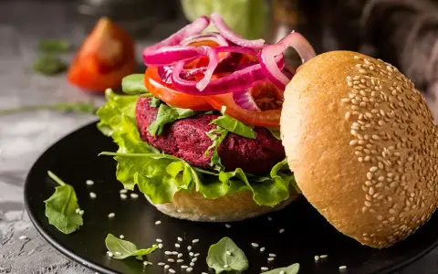 Warzywa do burgera: 20+ pomysłów na smak i teksturę idealną