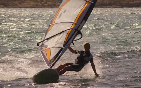 Windsurfing: Opanuj ślizg! Przewodnik do Twojego pierwszego lotu