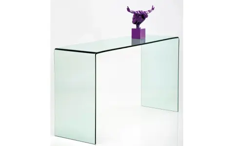 Consola cristal minimalista con escultura púrpura de un atleta en pose de lanzamiento.