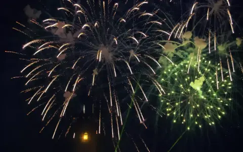 Sylwester nad morzem gdzie najlepiej? Fajerwerki rozświetlają nocne niebo nad latarnią morską, tworząc magiczny widok.