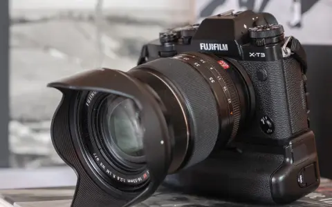 Cámara Fujifilm X-T3 con lente XF 16-55mm f/2.8. Lista para capturar momentos.
