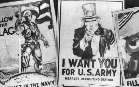 Rekrutierungsplakate aus dem Epochenjahr 1917: "Follow the Flag" mit Matrose, "I Want You for U.S. Army" mit Uncle Sam und weitere patriotische Aufrufe.