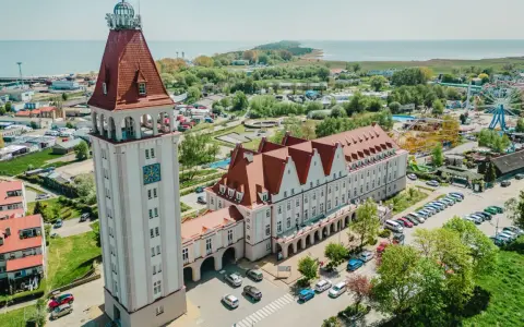 Wieża widokowa Władysławowo góruje nad miastem i morzem. W tle wesołe miasteczko i plaża.