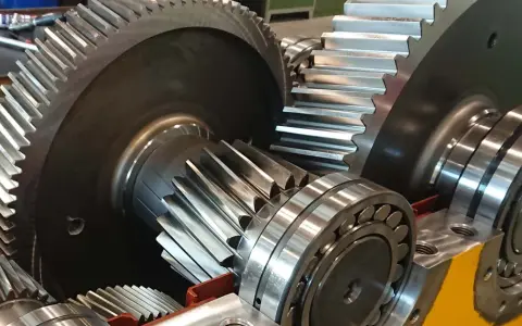 Detailansicht eines komplexen rc getriebemotor mit Zahnrädern und Kugellagern, bereit für den Einsatz.