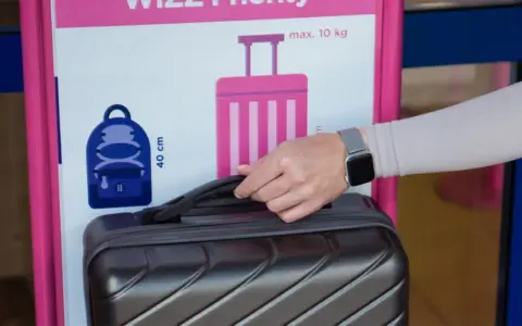 Czy na lotnisku sprawdzają wymiary bagażu podręcznego? Uniknij opłat!