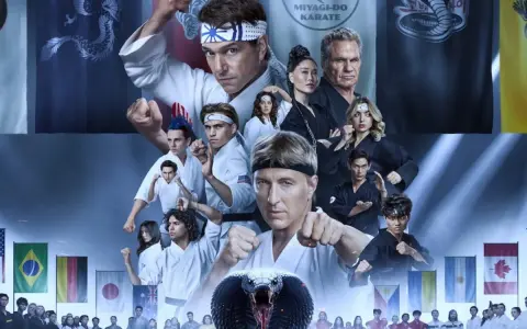 Elenco de Cobra Kai, con Daniel LaRusso y Johnny Lawrence al frente, rodeados de estudiantes y el logo de la cobra. Las canciones de Cobra Kai resuenan en esta imagen.