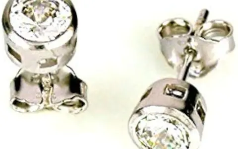 Orecchini in oro bianco 925 con brillanti. Un gioiello che esalta il valore e la luminosità.