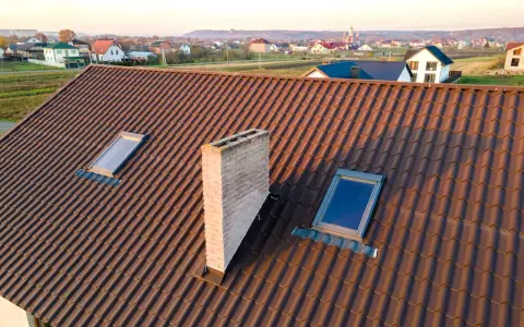 Dachówka ceramiczna, dwa okna dachowe i komin. Czy wybicie okna wymaga pozwolenia na budowę?