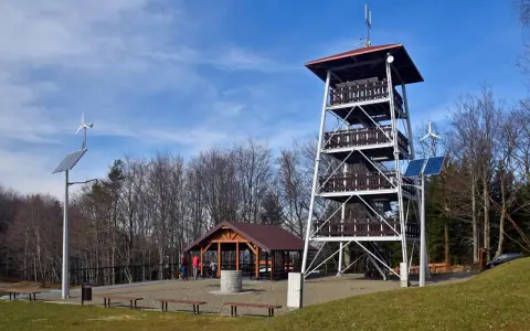 Wieża widokowa i bacówka na Brzance. Wiatrak i panele słoneczne zasilają to ekologiczne miejsce.