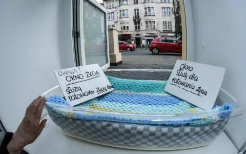 Okno życia, bezpieczne miejsce dla noworodków. Dwa napisy informują: "Uwaga! Okno życia służy ratowaniu życia dziecka" i "Okno służy dla ratowania życia".