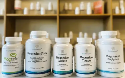 Flera burkar med magnesiumtillskott från DoctorDiamantis, inklusive magnesium malat och bisglycinat.