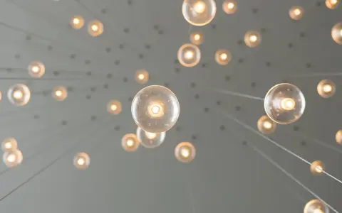Många glödlampor hänger från taket. Tänk att byta halogen till LED för att spara energi.