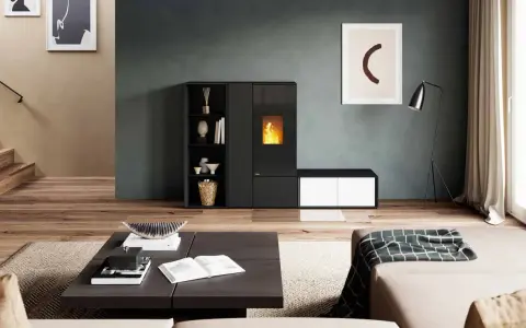Un salon moderne avec un poêle à granulés convection naturelle, des étagères, un canapé et une table basse.
