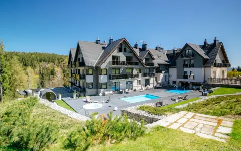 Nowoczesny pensjonat Szklarska Poręba z basenem i jacuzzi, otoczony zielenią i lasem. Idealne miejsce na wypoczynek.