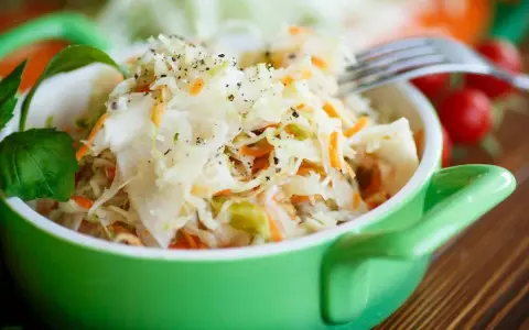 Kapusta kiszona czy zdrowa? Odkryj jej ukryte korzyści i ryzyka