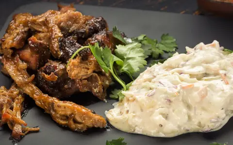 Saftig pulled pork med en krämig coleslaw och färsk koriander. En klassisk kombination som smakar fantastiskt.