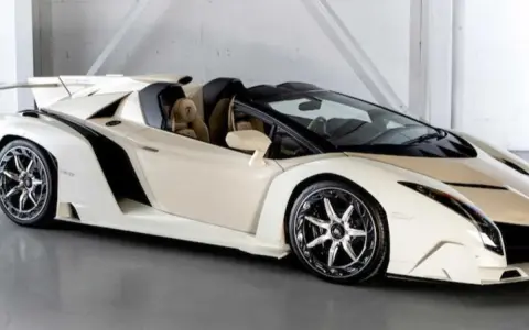Un elegante coche veneno blanco descapotable, con asientos de cuero beige y llantas cromadas, listo para la velocidad.