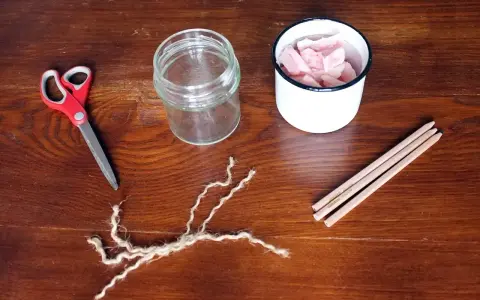 Nożyczki, słoik, sznurek i kawałki tłuszczu – oto, z czego zrobić knot do świeczki.