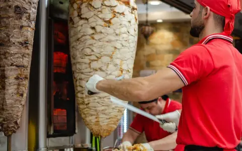 Nieświeży kebab? Rozpoznaj sygnały i chroń swoje zdrowie!