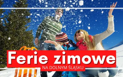 Rodzina rzuca śnieżkami na tle zaśnieżonych gór. Cieszcie się feriami zimowymi 2026 dolnośląskie!