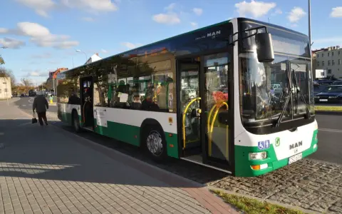 Autobus MAN na przystanku w Szczecinku. Sprawdź szczecinek rozkład jazdy autobusów, by zaplanować podróż.