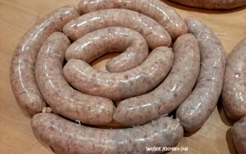 Świeża biała kiełbasa ułożona w okręgu, gotowa na przepis na 5 kg.