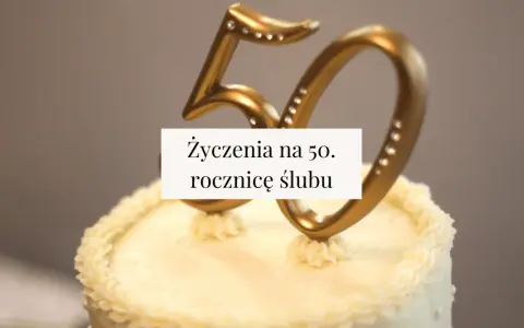 Złote cyfry "50" na torcie z kremem, ozdobione kryształkami. Napis: "Życzenia na 50. rocznicę ślubu".