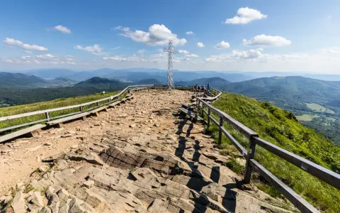Na szczycie Tarnicy, najwyższego szczytu w Bieszczadach, stoi metalowy krzyż. Wokół kamienista ścieżka i drewniane ławki.