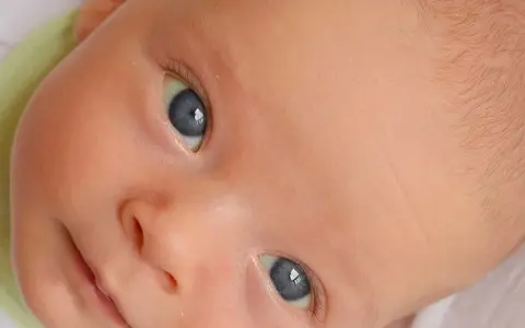Occhi azzurri di neonato, pelle chiara, con un leggero alone giallo ittero che non preoccupa.
