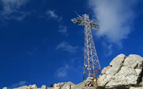 Giewont: imponujący krzyż na szczycie, symbol Tatr. Jego wysokość robi wrażenie na tle błękitnego nieba.