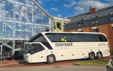 Ile miejsc ma autokar wycieczkowy? Wszystko o pojemności i wyborze