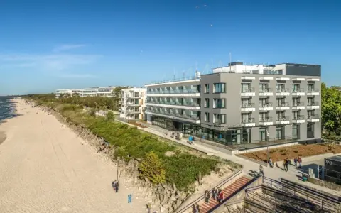 Nowoczesny hotel nad morzem, idealny pomysł na wyjazd urodzinowy. Piękna plaża, czyste powietrze i widok na Bałtyk.