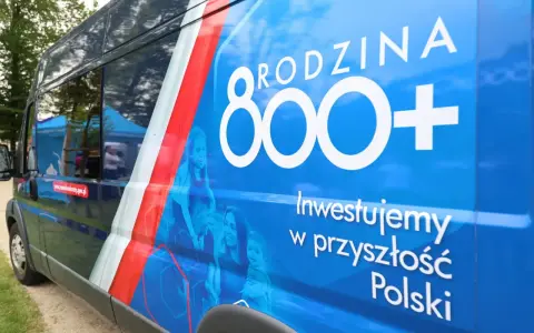 Niebieski van z napisem "RODZINA 800+" i hasłem "Inwestujemy w przyszłość Polski". To nie jest likwidacja 800 plus, a promocja programu.
