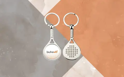 Llavero padel personalizado con logo Buhowo. Un accesorio ideal para los amantes del pádel.