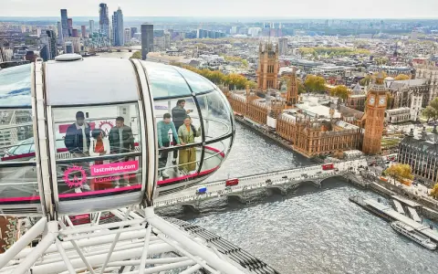 Ludzie podziwiają panoramę Londynu z kapsuły London Eye. Ciekawostki o tym miejscu można odkrywać podczas tej niezwykłej podróży.