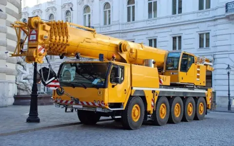 Jak działa dźwig? Poznaj mechanizmy i zastosowania w budownictwie