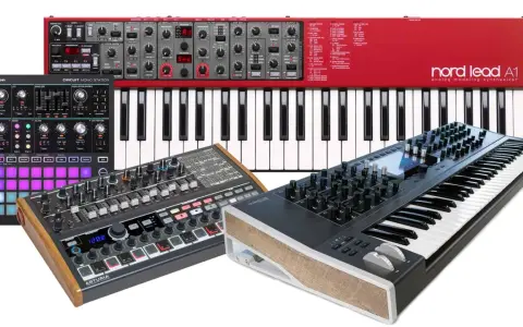 Verschiedene Synthesizer-Keyboards: ein roter Nord Lead A1, ein schwarzer Arturia Circuit und ein weiterer schwarzer Synthesizer mit Holzdetails.
