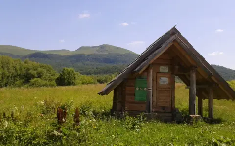 Nocleg pod Tarnicą: Wołosate czy Ustrzyki Górne? Wybierz mądrze!