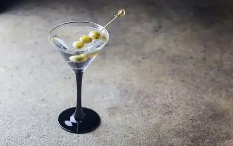 Elegancki dirty martini z oliwkami, gotowy do degustacji.