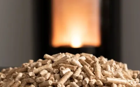 Un mucchio di pellet, combustibile ecologico, pronto per alimentare un fuoco caldo. Il pellet a cosa serve? A riscaldare le case in modo sostenibile.