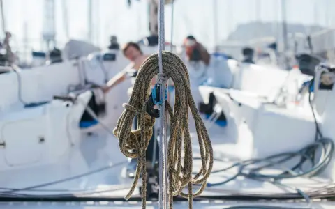 Câble d'ancre enroulé, prêt pour l'installation du guindeau électrique sur un voilier.