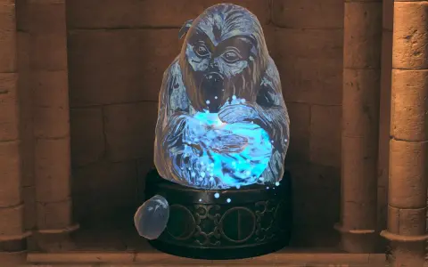 Figura de hielo con energía azul brillante, como el hombre de las lunas en Hogwarts Legacy, sobre un pedestal decorado.