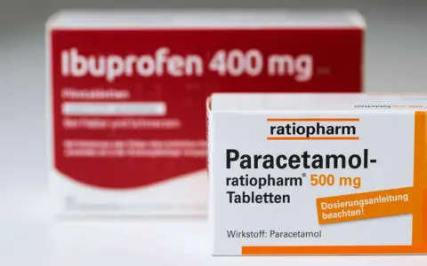 Zwei Medikamentenpackungen: Paracetamol 500 mg und Ibuprofen 400 mg. Die Wahl zwischen Paracetamol oder Ibuprofen hängt von der Art der Beschwerden ab.