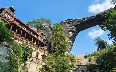 Hotel Sokolí hnízdo przy Pravčická brána, imponującym skalnym łuku.